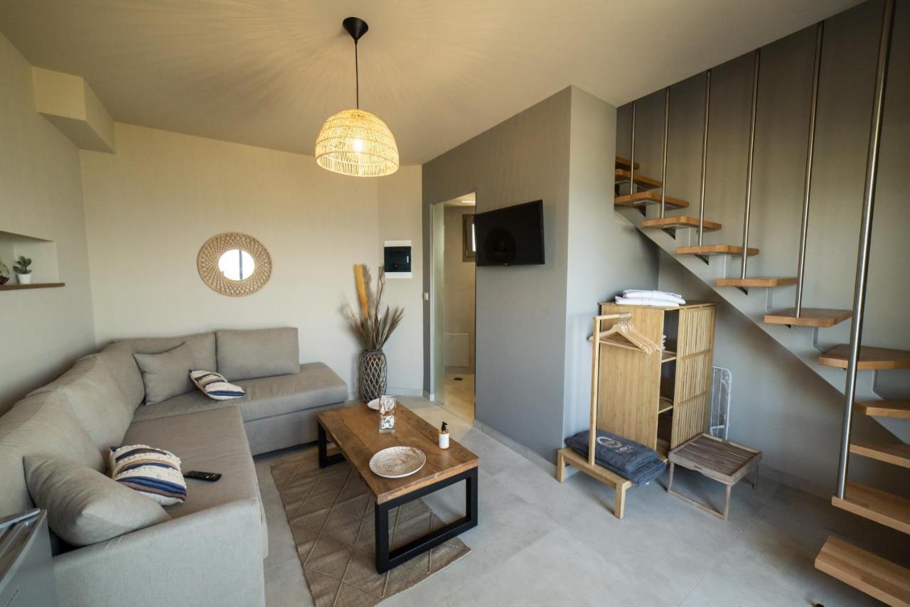 Theros Suites Dhiminio Exterior photo